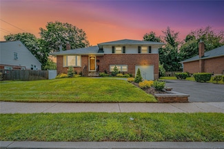 3 Lourae Dr, Massapequa Park, NY 11762
