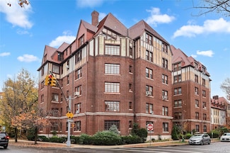 150 Burns St Unit 2D, Forest Hills, NY 11375