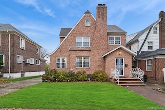 2934 161st St, Flushing, NY 11358