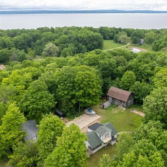 10860 Burnett Rd, Charlevoix, MI 49720