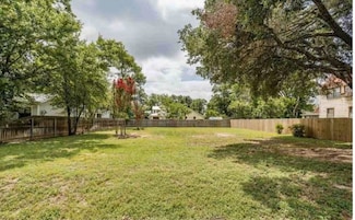 207 N Acorn St, Fredericksburg, TX 78624