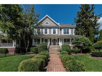 418 S 1st St, Geneva, IL 60134