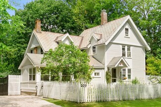 203 Housatonic St, Lenox, MA 01240