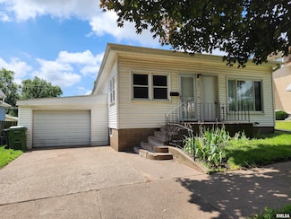 831 13th Ave S, Clinton, IA 52732