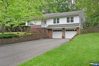 388 Holly Dr, Wyckoff, NJ 07481