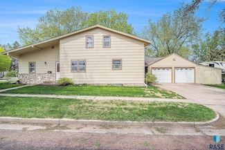 901 N Clark Ave, Dell Rapids, SD 57022