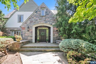 76 Wildwood Rd, Ridgewood, NJ 07450