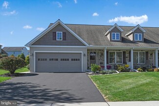 5370 Oak Leaf Dr, Mount Joy, PA 17552