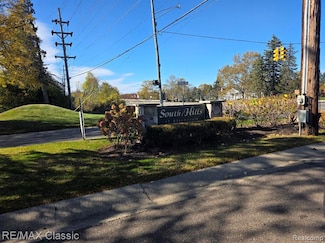 1806 S Hill Blvd, Bloomfield Hills, MI 48304
