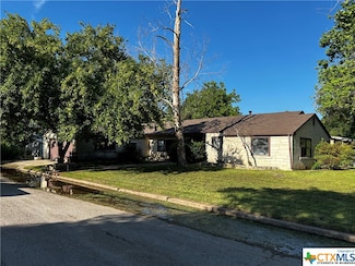 903 N Cherry St, Seguin, TX 78155