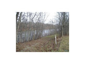 21578 W River Rd, Grand Rapids, OH 43522