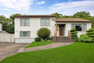 35 Lenore Ln, Farmingdale, NY 11735