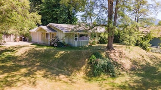 1105 NE Beacon Dr, Grants Pass, OR 97526
