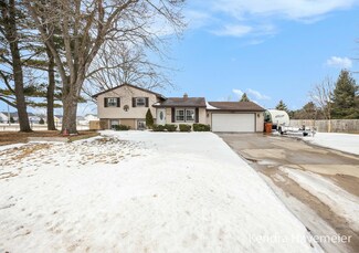 6833 Woodhills Dr NE, Rockford, MI 49341