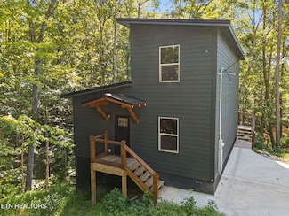 733 Country Oaks Ln, Lafollette, TN 37766