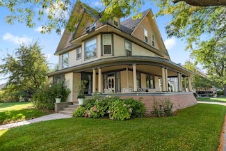 113 Michigan Ave, Charlevoix, MI 49720