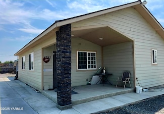 4393 Lateral A Rd, Wapato, WA 98951