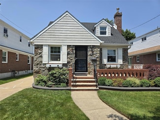 29 Irving St, Valley Stream, NY 11580