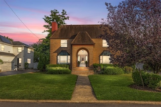 266 Park Ave W, Westbury, NY 11590
