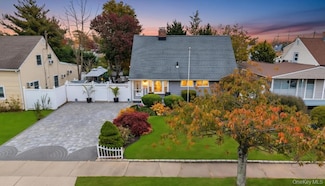 101 Constellation Rd, Levittown, NY 11756