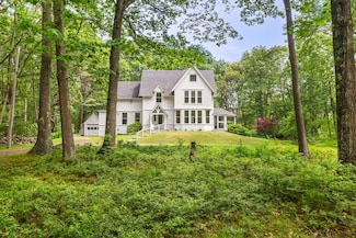 4 Fairbourne Ln, Cape Neddick, ME 03902