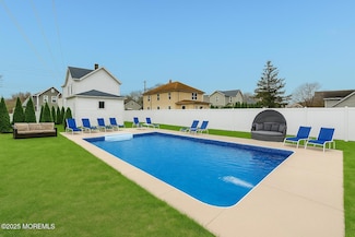 323 Roosevelt Ave, Oakhurst, NJ 07755