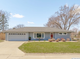 161 Granada Dr, Mason City, IA 50401