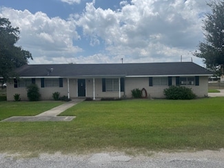 1005 Bowie St, George West, TX 78022