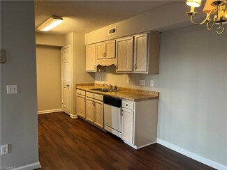 801 Moultrie Ct Unit B, Greensboro, NC 27409