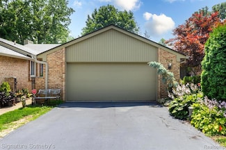 709 Arbor Ct Unit 2, Bloomfield Hills, MI 48304