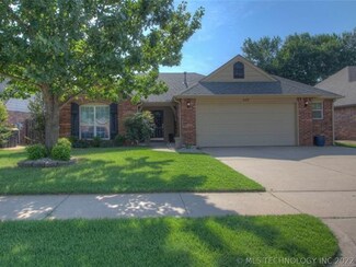 609 N Sycamore St, Jenks, OK 74037