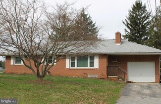 30 Woodland Dr, York, PA 17407