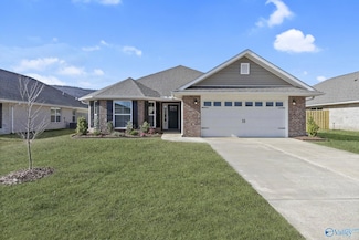 9102 Eagle Trace Dr SE, Owens Cross Roads, AL 35763