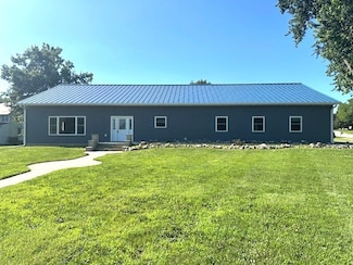 832 E Main St, Central City, IA 52214