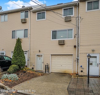 121 Clark Ln, Staten Island, NY 10304