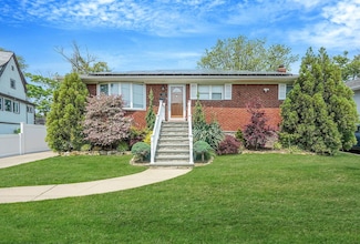 123 Baker Ct, Island Park, NY 11558