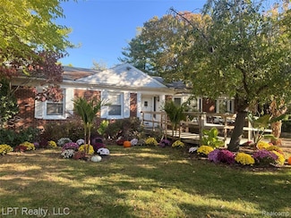 26204 Doxtator St, Dearborn Heights, MI 48127