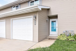 1982 Golden Eagle Dr, Dubuque, IA 52001