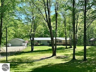 4607 Del Mason Rd, Bellaire, MI 49615