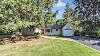24 Summerset Dr, Smithtown, NY 11787