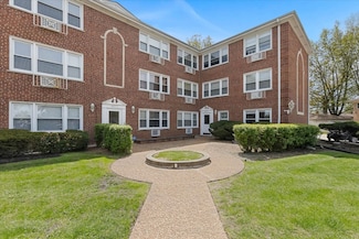 4855 Dobson St Unit 104, Skokie, IL 60077