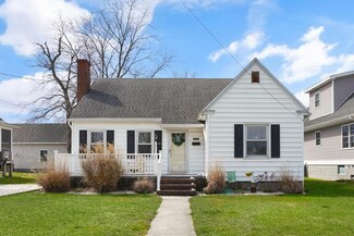 6326 Mumford St, Chincoteague Island, VA 23336