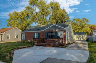 1007 69th St, Windsor Heights, IA 50324