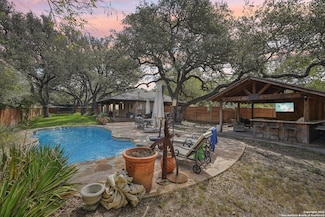 340 Sollock Dr, Devine, TX 78016