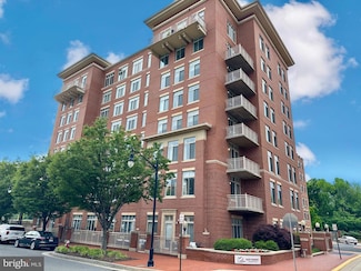 4490 Market Commons Dr Unit 302, Fairfax, VA 22033