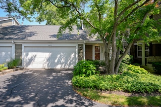 1075 Creekside Dr, Wheaton, IL 60189