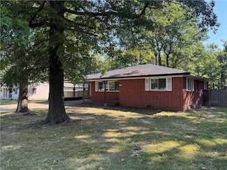 713 Maple Dr, Springdale, AR 72764