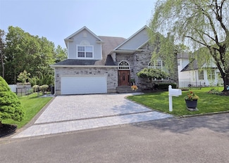 6 Hyacinth Ct, Holtsville, NY 11742