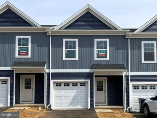 121 Highpoint Park Dr, Pleasant Gap, PA 16823