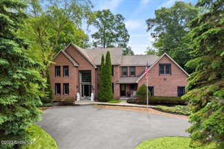 21 Pinecrest Dr, Schenectady, NY 12309